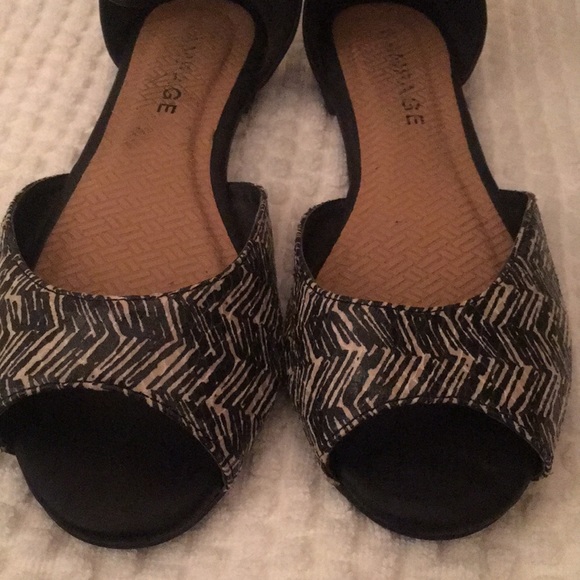 Cute zip up, peep toe, sandals with ankle strap! - Picture 2 of 3